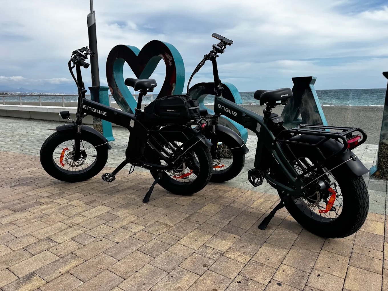 Bicicletas eléctricas ENGWE junto al mar